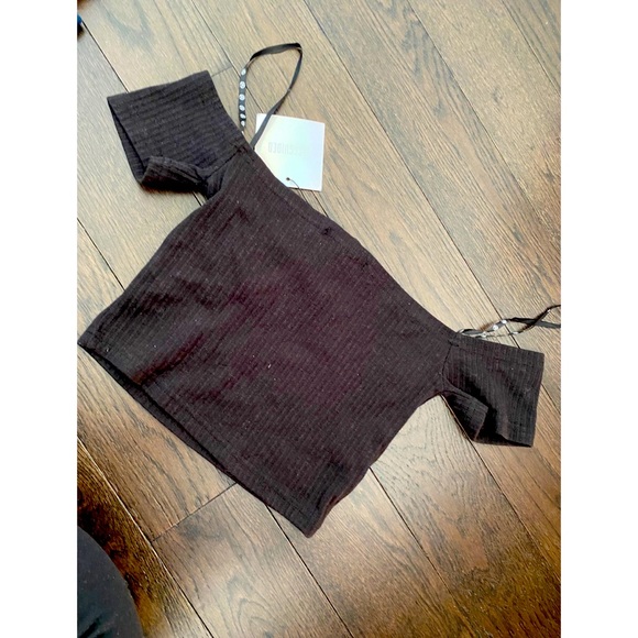 Black cropped off-shoulder tee - Picture 3 of 3